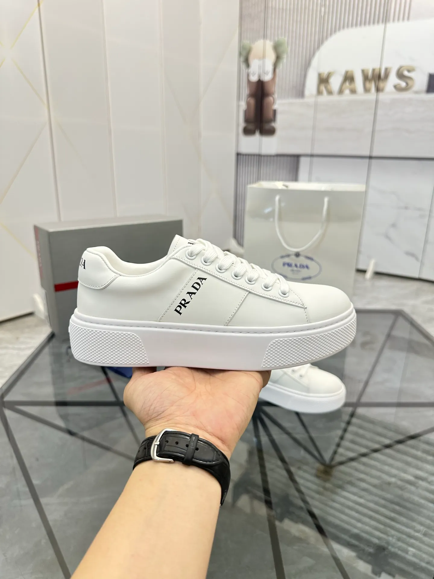 Men's shoes for sale💰: 💰P500¥ High-end top quality Product trademark: Prada * "Prada*" low-top casual shoes Regular size: 35-45 (can be customized to 46) Couple style Product materials: imported first-layer cowhide leather upper, water-dyed sheep lining, original outsole. No.: H201